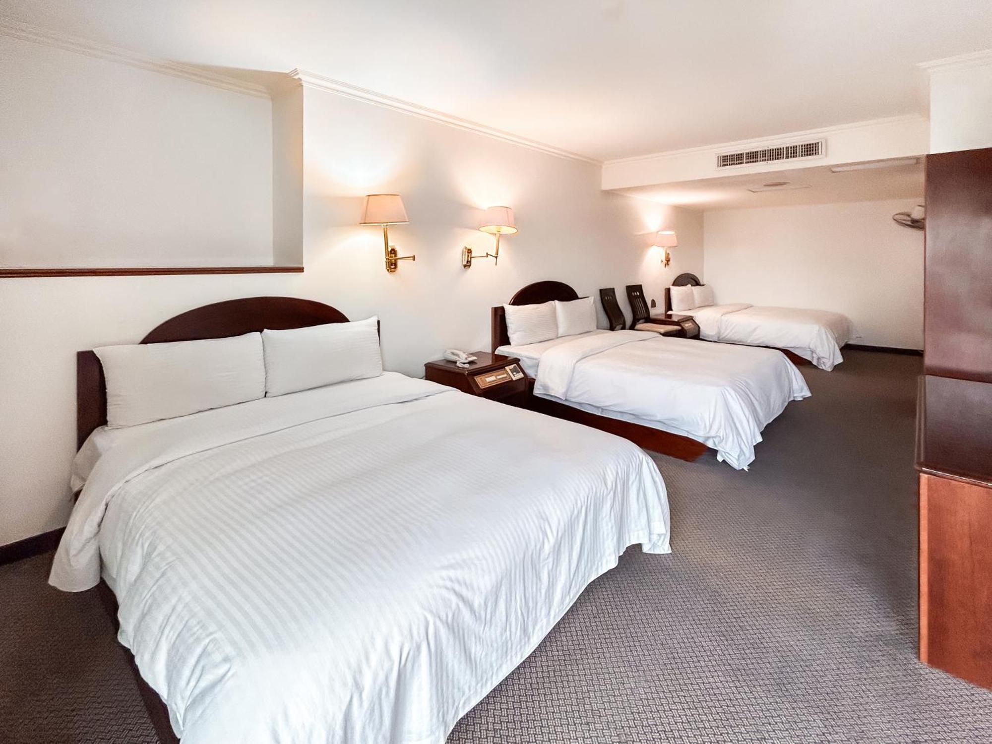 Tzu Chi Hotel Pingtung Екстер'єр фото