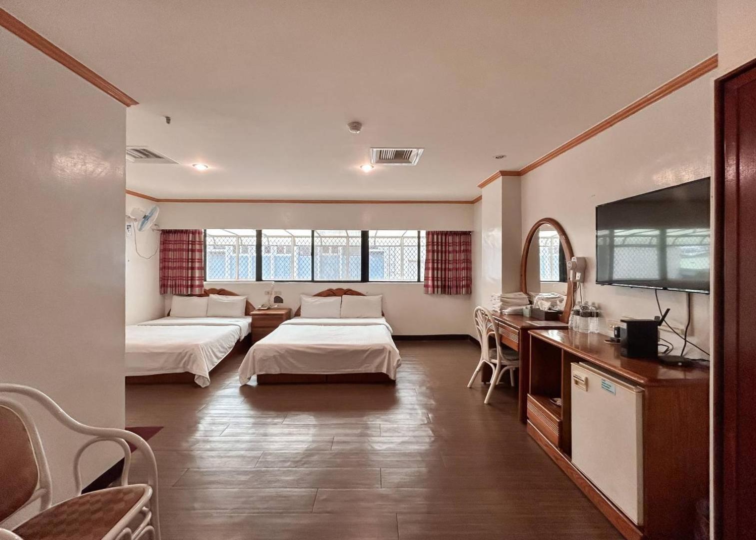 Tzu Chi Hotel Pingtung Екстер'єр фото