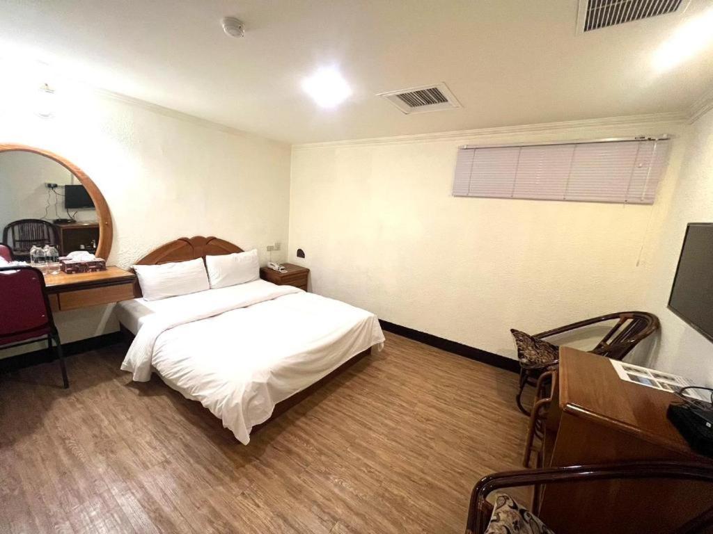 Tzu Chi Hotel Pingtung Екстер'єр фото